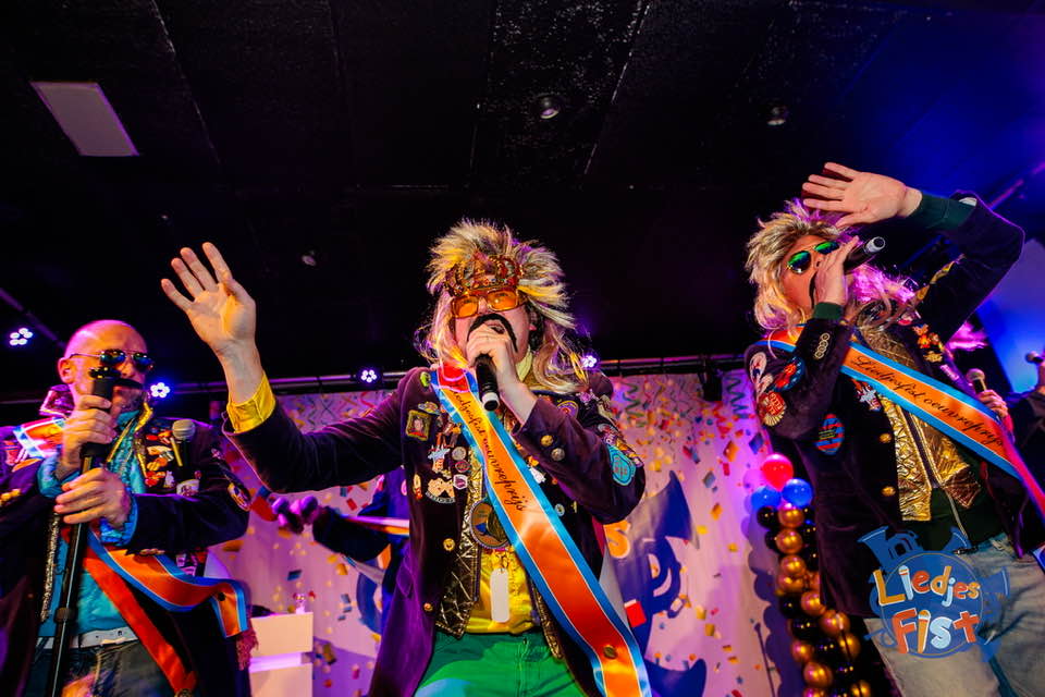 Feestact zingt tijdens het Liedjesfist in Lampegat